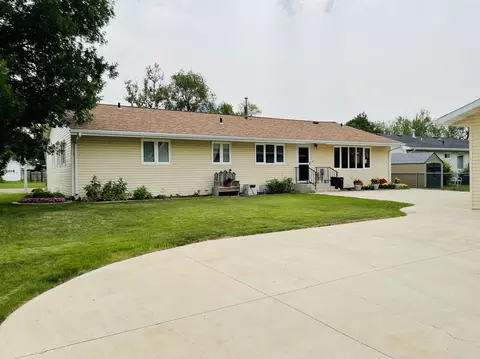 1305 E Hillcourt E, Williston, ND 58801 photo 25