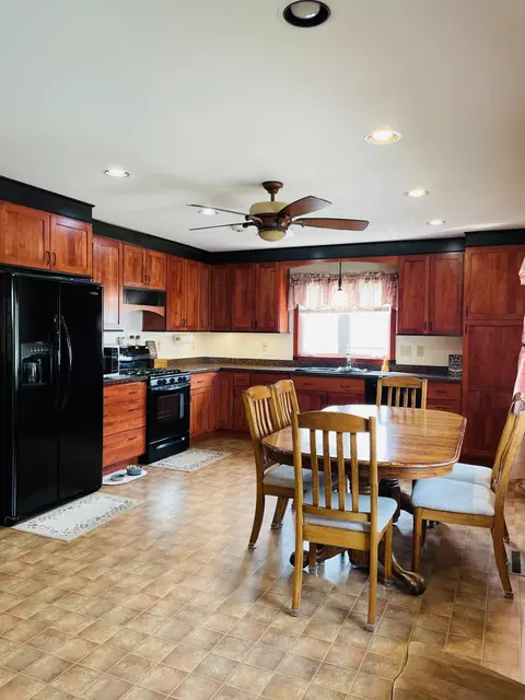 1305 E Hillcourt E, Williston, ND 58801 photo 9