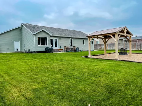2301 12th Ave W, Williston, ND 58801 photo 4