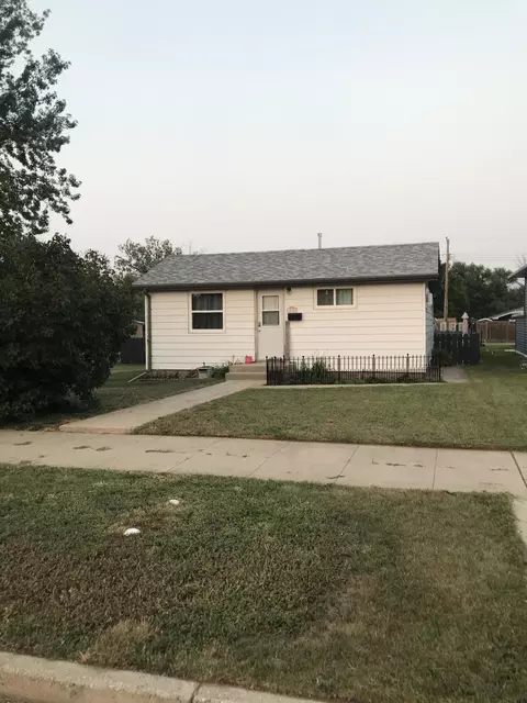 920 8th Ave W, Williston, ND 58801 photo 1