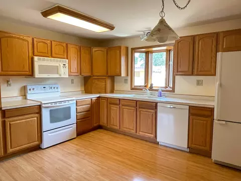1516 2nd Ave E, Williston, ND 58801 photo 2