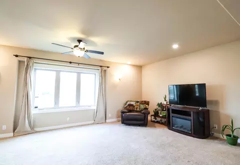 50 72nd St E, Williston, ND 58801 photo 2