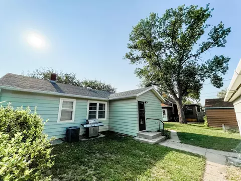 527 11th Ave W, Williston, ND 58801 photo 4