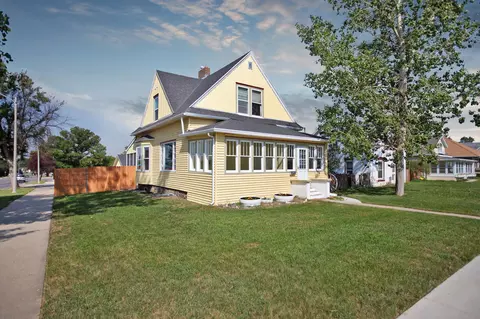 601 1st Ave E, Williston, ND 58801 photo 1