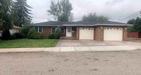 209 E Highland Dr, Williston, ND 58801 photo 2