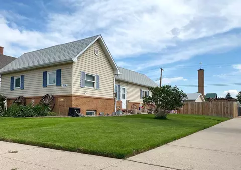 904 1st Ave W, Williston, ND 58801 photo 2