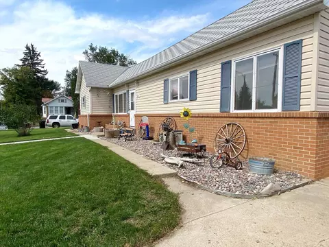 904 1st Ave W, Williston, ND 58801 photo 4