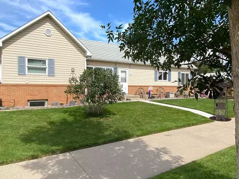 904 1st Ave W, Williston, ND 58801 photo 1