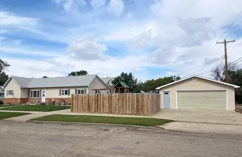 904 1st Ave W, Williston, ND 58801 photo 3
