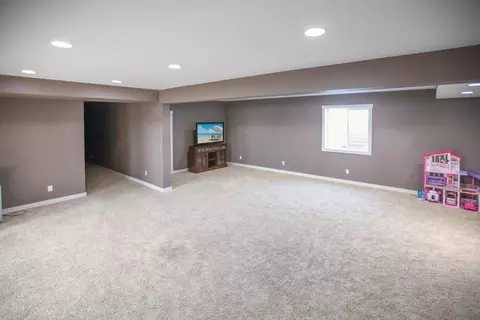 2206 16th St E, Williston, ND 58801 photo 37