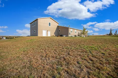 2206 16th St E, Williston, ND 58801 photo 4
