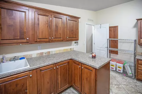 2206 16th St E, Williston, ND 58801 photo 31