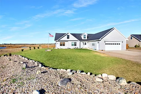 5459 Mathew Ave, Williston, ND 58801 photo 2