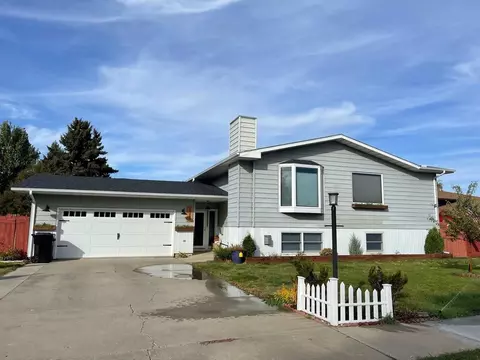 1306 22nd St W, Williston, ND 58801 photo 2