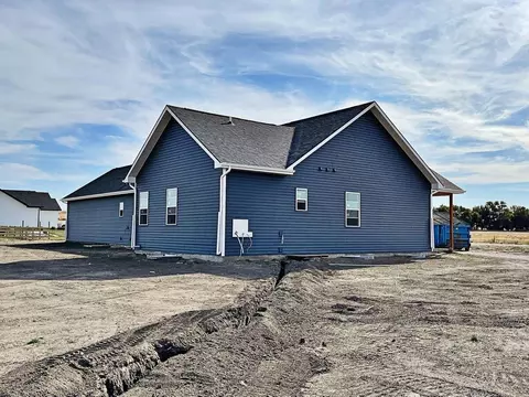 13355 Meadow Creek St, Williston, ND 58801 photo 2
