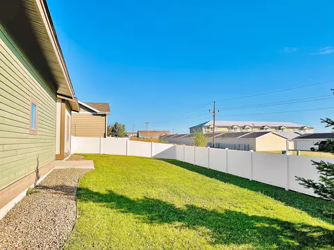 2416 27th Ave W, Williston, ND 58801 photo 10
