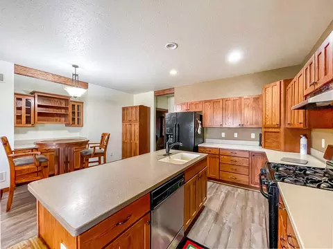 2416 27th Ave W, Williston, ND 58801 photo 4