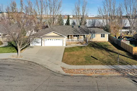 319 23rd Ter E, Williston, ND 58801 photo 2
