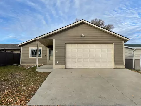 1818 29th St W, Williston, ND 58801 photo 1