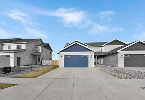 513 45th St E, Williston, ND 58801 photo 2