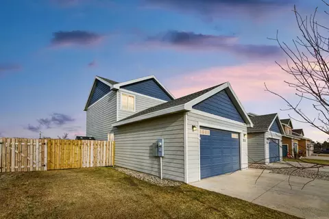 513 45th St E, Williston, ND 58801 photo 3