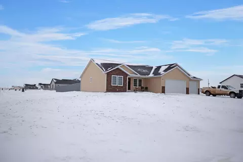 13668 Hawthorn Loop, Williston, ND 58801 photo 2