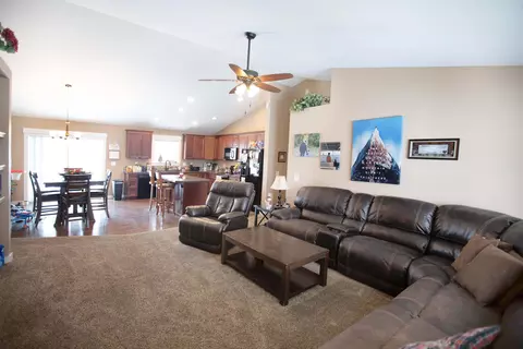 13668 Hawthorn Loop, Williston, ND 58801 photo 6