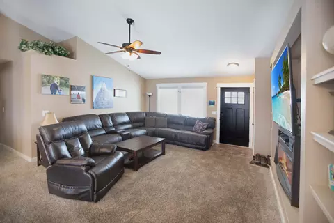 13668 Hawthorn Loop, Williston, ND 58801 photo 7
