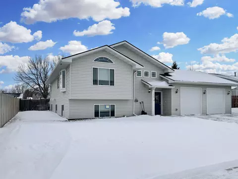 1305 26th St W, Williston, ND 58801 photo 2