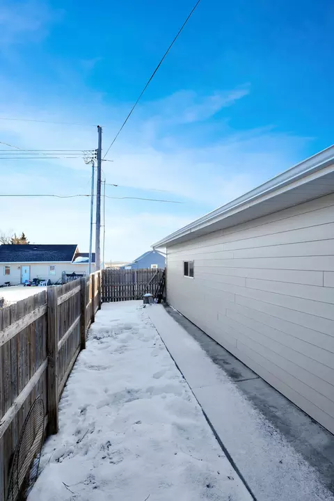 312 11th Ave W, Williston, ND 58801 photo 5