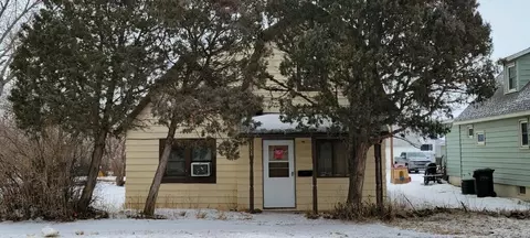 1008 6th Ave W, Williston, ND 58801 photo 3