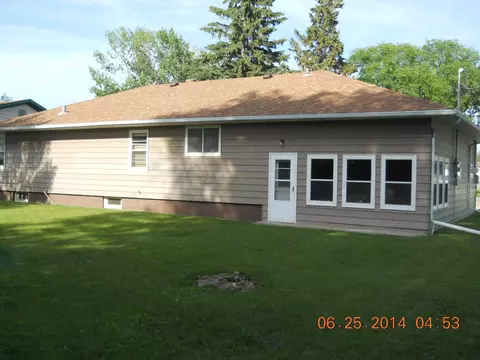 715 3rd St W, Edgeley, ND 58433 photo 2