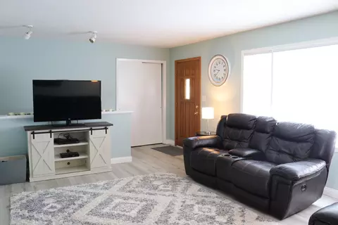 804 Riverview Dr, Valley City, ND 58072 photo 2