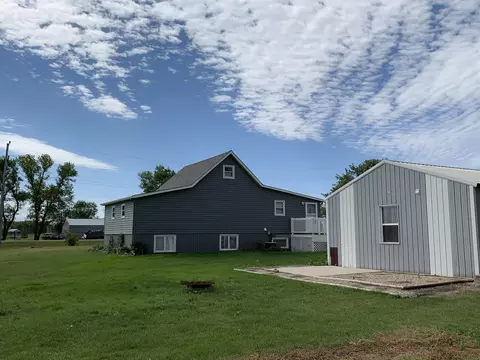 302 6th Ave E, Edgeley, ND 58433 photo 4