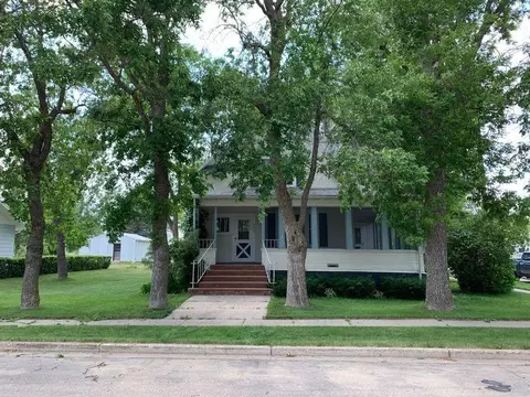 504 1st Ave SE, Ashley, ND 58413 photo 1