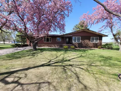 809 3rd St N, Ellendale, ND 58436 photo 1