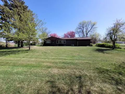 809 3rd St N, Ellendale, ND 58436 photo 2