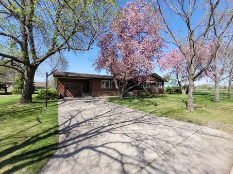 809 3rd St N, Ellendale, ND 58436 photo 4