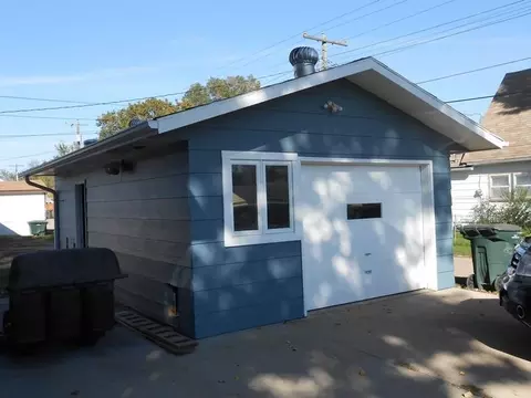 809 8th St SE, Jamestown, ND 58401 photo 3