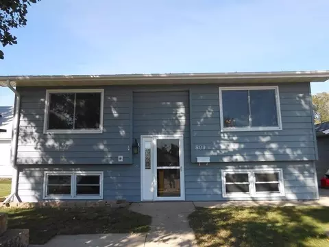 809 8th St SE, Jamestown, ND 58401 photo 1