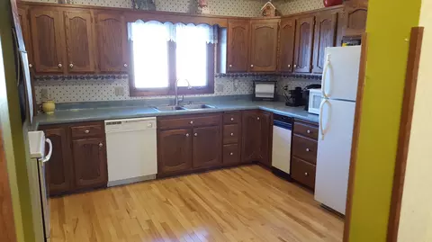 421 4th Ave SE, Jamestown, ND 58401 photo 3