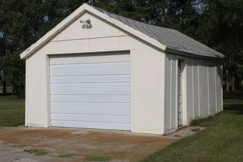 708 2nd St E, Edgeley, ND 58433 photo 3