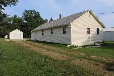 708 2nd St E, Edgeley, ND 58433 photo 1