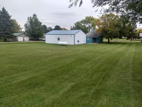 611 2nd St E, Edgeley, ND 58433 photo 3