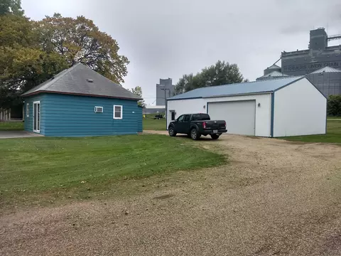 611 2nd St E, Edgeley, ND 58433 photo 1