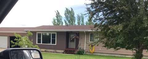 408 3rd Ave SE, Gwinner, ND 58040 photo 1
