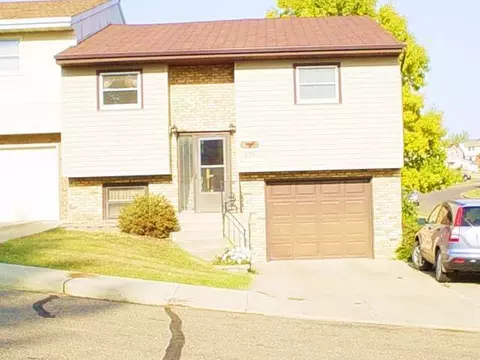559 Marilyn Dr, Mandan, ND 58554 photo 1
