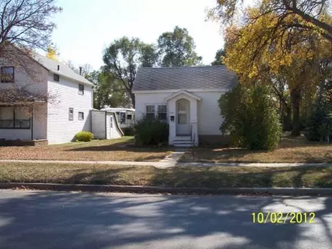 609 3 St SW, Mandan, ND 58554 photo 1