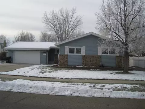 1540 Omaha Dr E, Bismarck, ND 58504 photo 1
