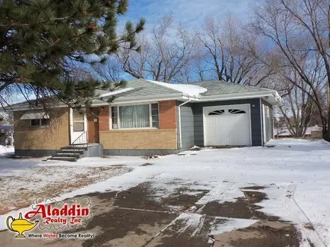 1812 Sunset Dr NW, Mandan, ND 58554 photo 1